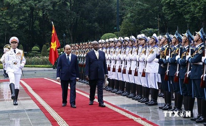 越南国家主席阮春福主持乌干达总统正式访问越南的欢迎仪式