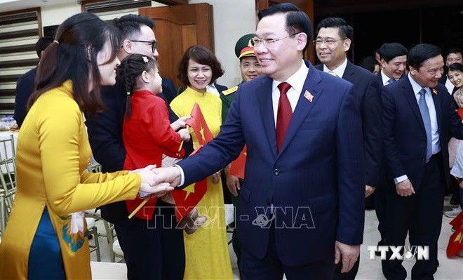 越南国会主席王廷惠探访越南驻菲律宾大使馆