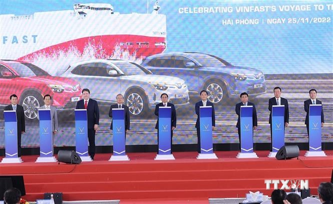 政府总理范明政出席Vinfast首批电动汽车出口美国启动仪式