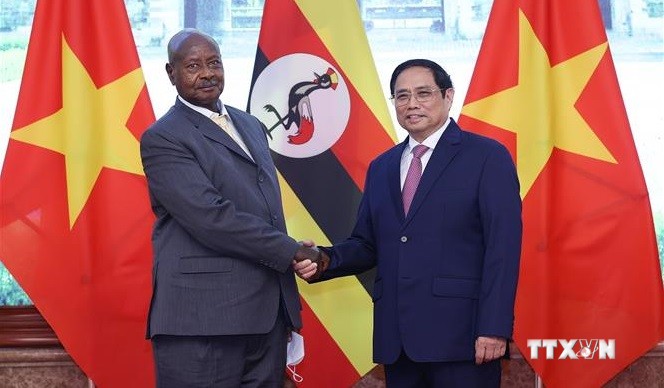 越南政府总理范明政会见乌干达总统约韦里