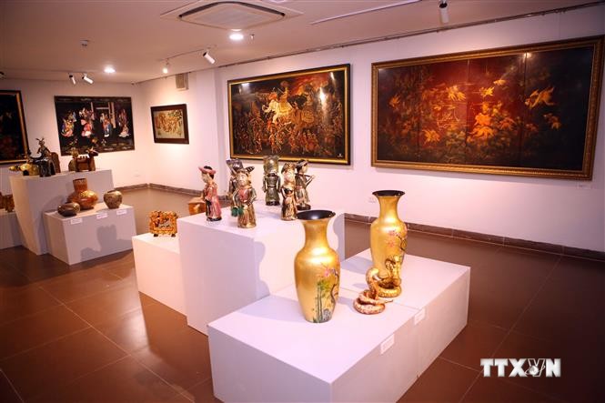 越南磨漆产品展览会：介绍100多件独特磨漆产品及产品组