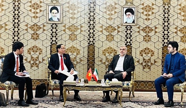 越南国会副主席陈光方上将访问伊朗