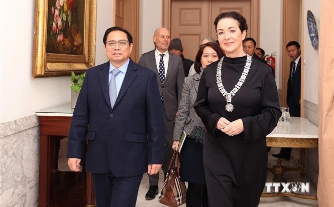 越南政府总理范明政走访荷兰阿姆斯特丹市和北布拉班特省