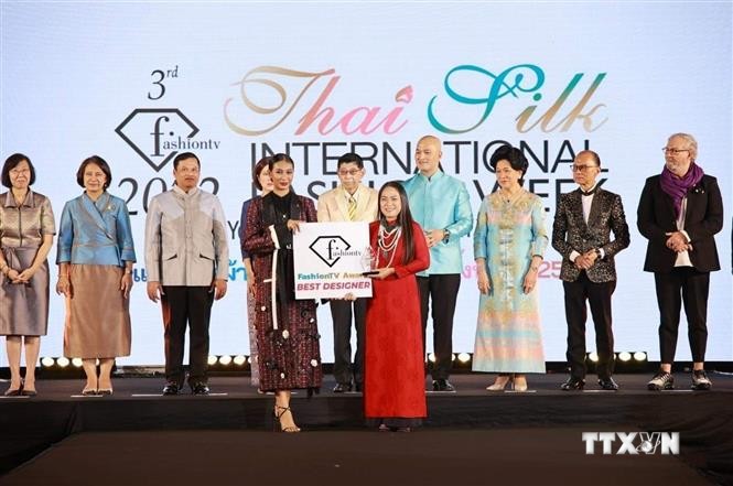 越南在泰国国际丝绸时装周上连获两项大奖