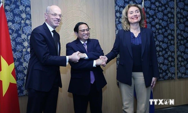越南政府总理范明政会见荷兰议会一院和二院议长