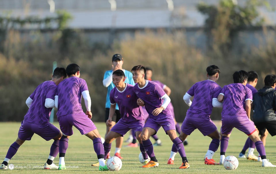 越南驻老挝大使馆领导探望备战AFF Cup 2022的越南国家足球队