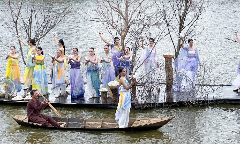 林同省大叻市春香湖面上的宝禄丝绸服装秀