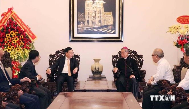 越南政府常务副总理范平明圣诞节前走访慰问胡志明市信教群众