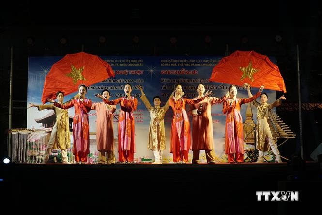 “越南香色和越老友谊之情”艺术活动在万象举行