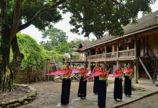 广南省戈都族同胞致力于保护传统高脚屋