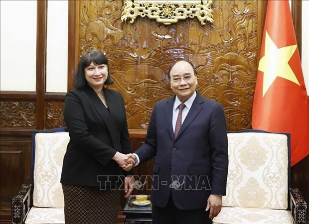 越南国家主席阮春福会见罗马尼亚驻越南大使克里斯蒂娜·罗米拉