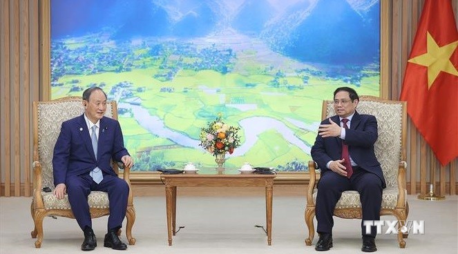 越南政府总理范明政会见日本前首相菅义伟
