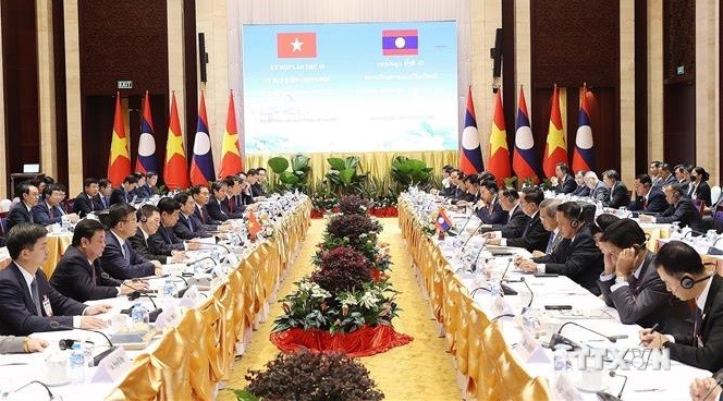 越南政府总理范明政与老挝总理宋赛·西潘敦共同主持政府间联合委员会第45次会议