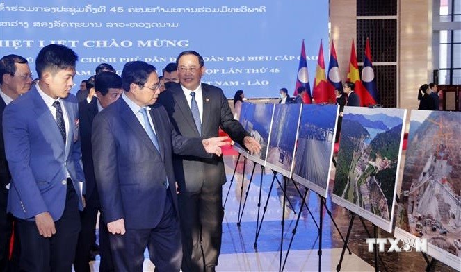 越南政府总理和老挝政府总理参观越老双方合作成就图片展