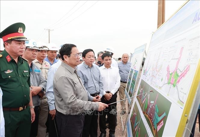 越南政府总理视察隆成国际机场建设项目