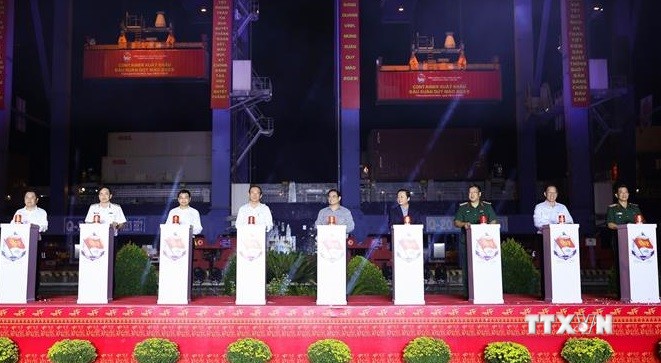 范明政总理出席新港-吉莱港年初首批发货仪式