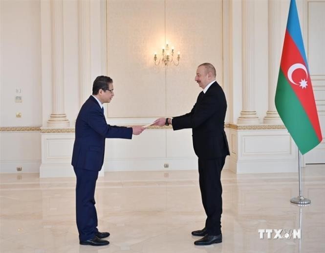 越南驻俄罗斯兼阿塞拜疆大使邓明魁向阿塞拜疆总统递交国书