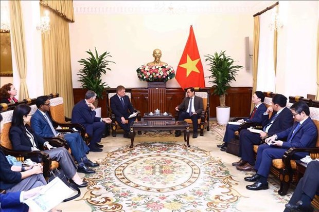 越南外交部长会见欧盟-东盟商业理事会和越南欧洲商会代表团