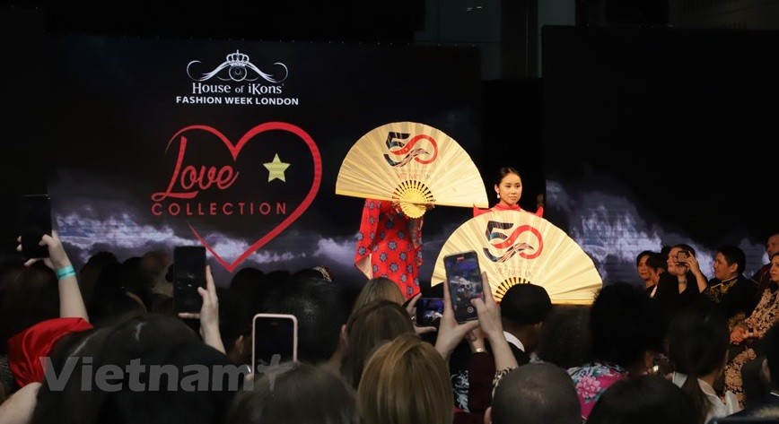 庆祝越英建交50周年：越南奥黛亮相伦敦时装周