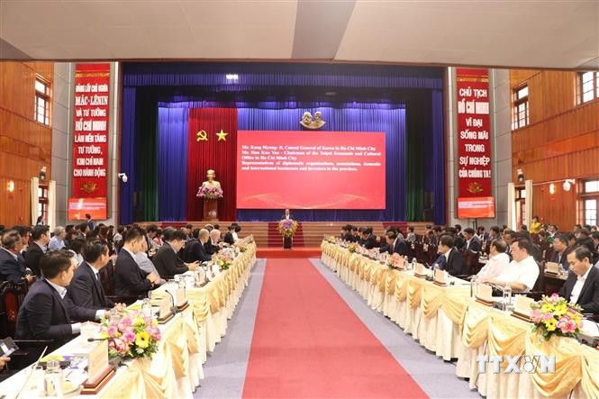 越南隆安省领导会见外国驻越南外交使团、组织协会和企业代表