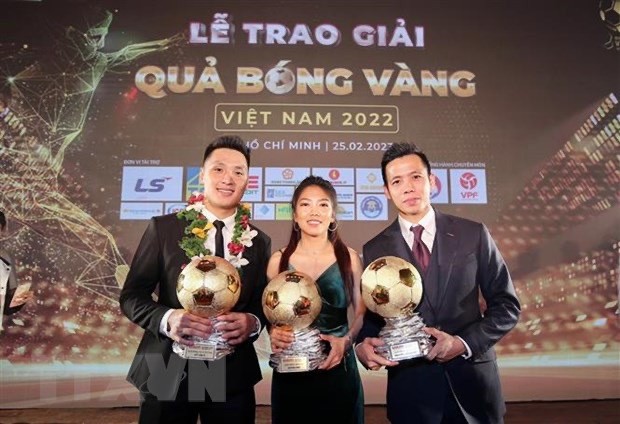 越南球员阮文决前锋和黄茹获得2022年越南金球奖
