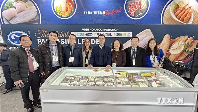 越南海鲜水产品在北美水产品博览会上受参展者的关注