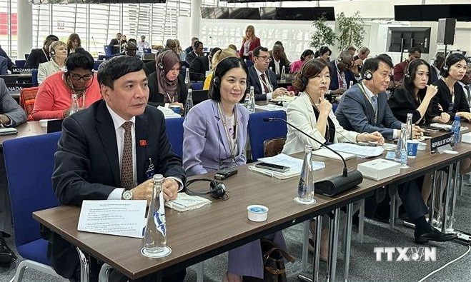 越南国会秘书长裴文强率团出席各国议会秘书长协会会议