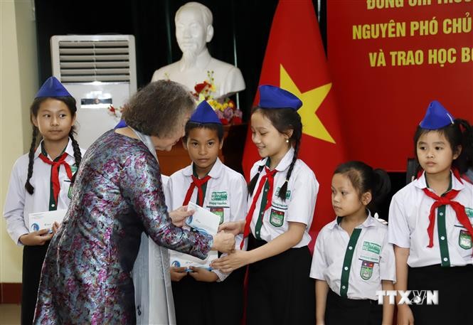 武阿丁助学基金为旅居老挝越侨子女发放助学金