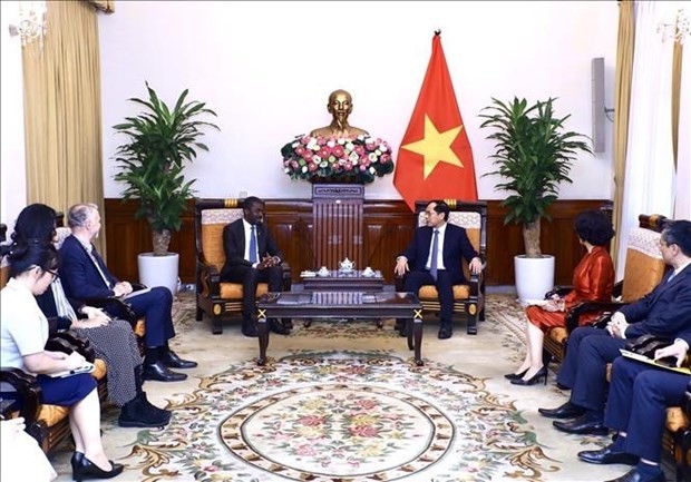 越南外交部长裴青山会见联合国教科文组织世界遗产中心主任拉萨雷.埃伦杜·阿索莫