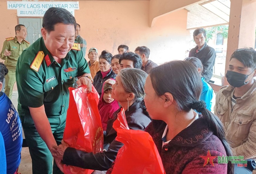 平定省军事指挥部为老挝人民诊病送药与赠送礼物