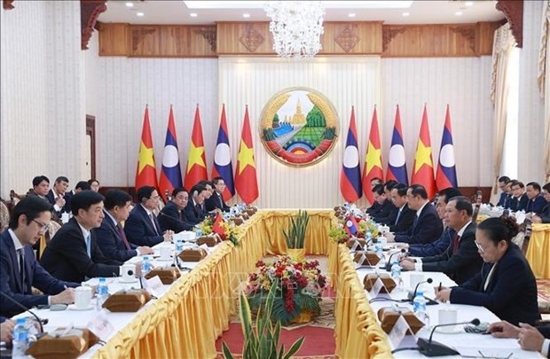 越南政府总理范明政与老挝政府总理宋赛·西潘敦举行会晤