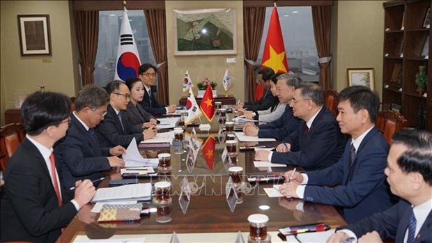 越南公安部长苏林大将与韩国大检察厅检察总长李沅䄷举行会谈
