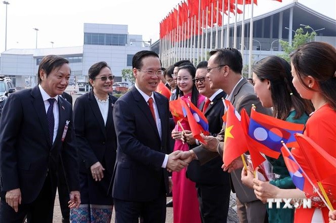 越南国家主席武文赏抵达万象 开始对老挝进行的正式访问