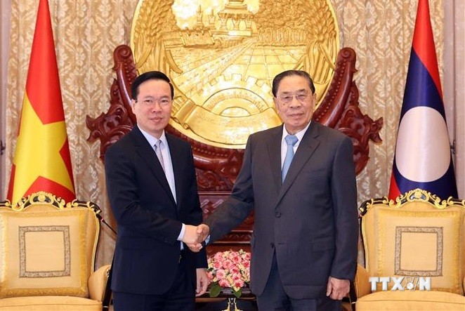 越南国家主席武文赏拜会老挝前高级领导人