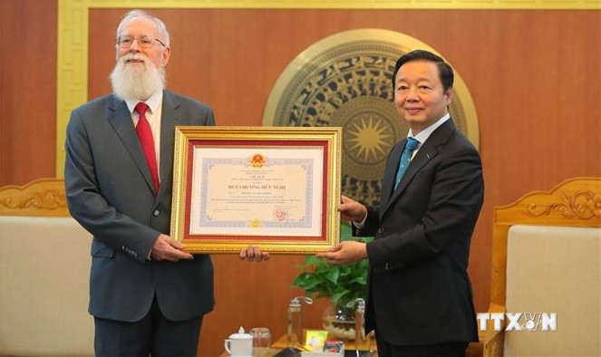 越南向澳大利亚志愿专家迈克·帕森斯授予友谊徽章