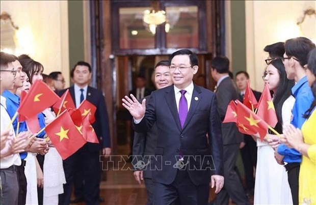 越南国会主席王廷惠与旅居古巴越南人代表会面