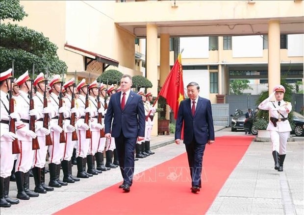 越南公安部长苏林大将与白俄罗斯紧急情况部部长瓦迪姆·辛亚夫斯基举行会谈