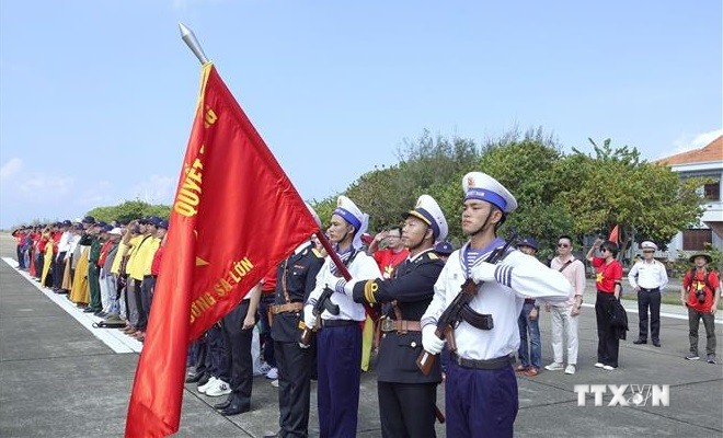 2023年越南侨团探访长沙岛县军民和海上高脚屋DK1之旅圆满结束