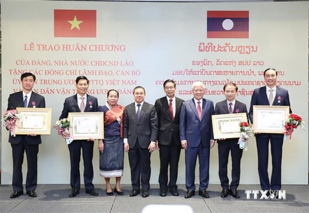 老挝向越南祖国阵线中央委员会和中央民运部领导人授予勋章