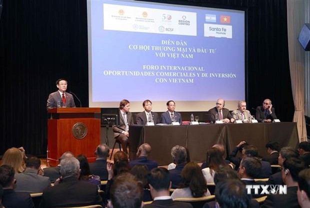 越南国会主席王廷惠出席越南贸易和投资机会论坛