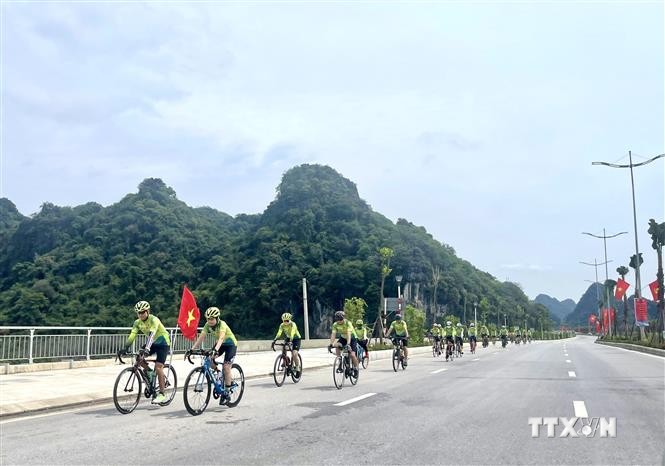 下龙-锦普环海公路项目正式落成