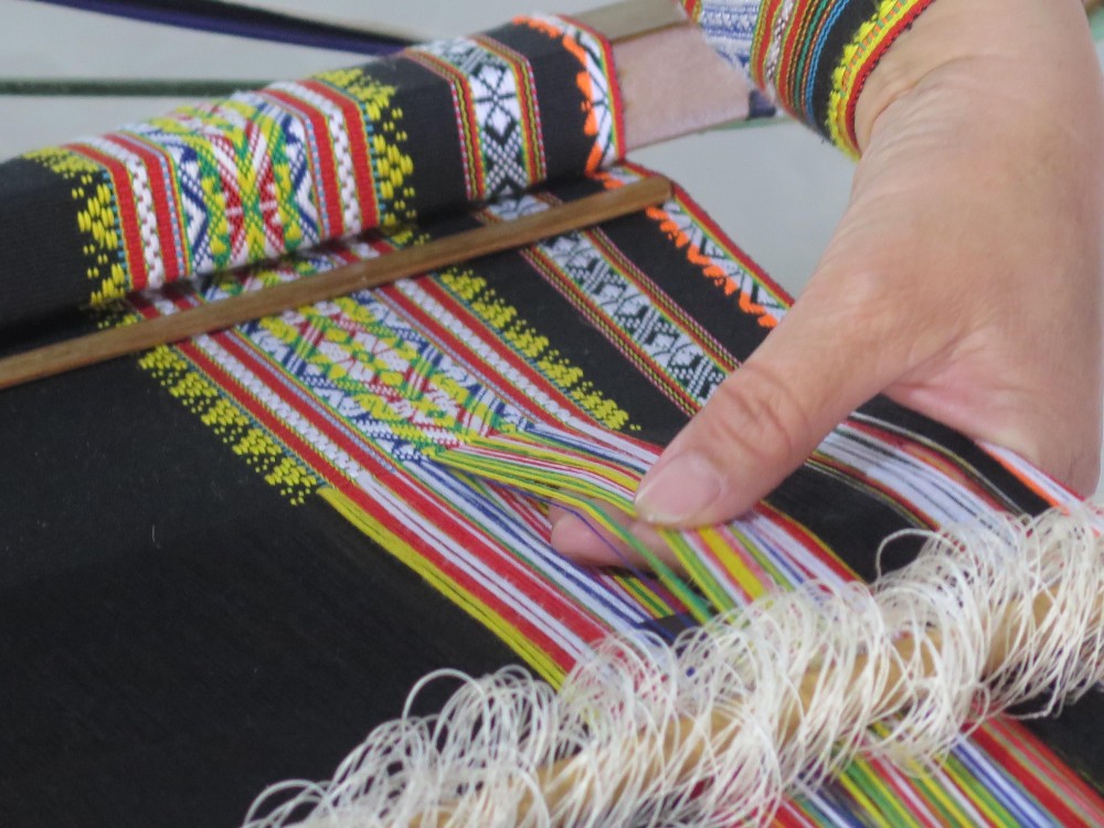 巴拿族同胞维护和弘扬土锦纺织业的价值