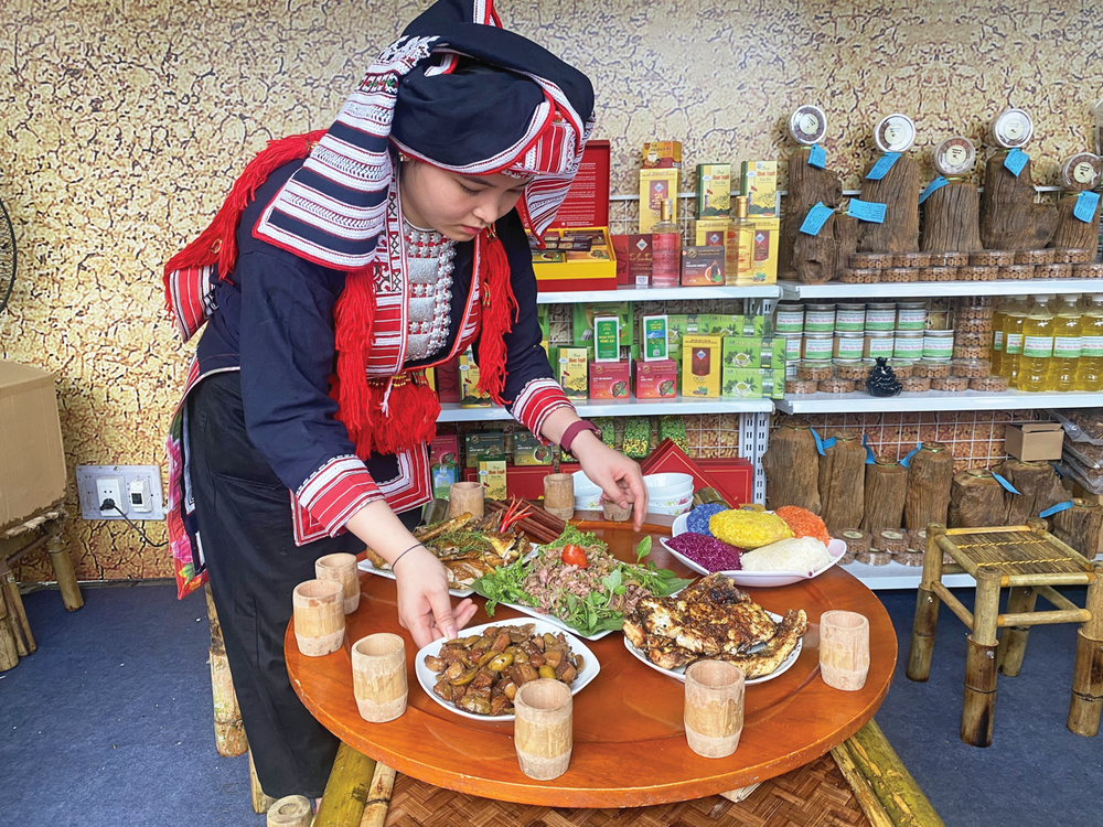 来到河江省，游客一定要品尝当地少数民族特色菜肴。