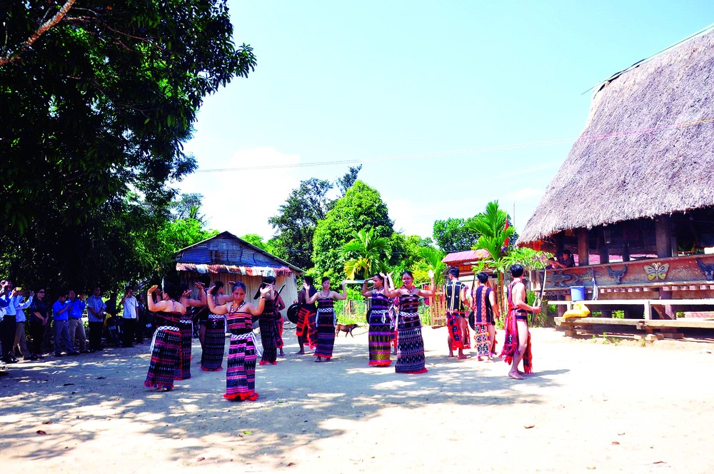 Huyện Nam Giang phát triển du lịch gắn với bảo tồn, phát huy các nguồn lực địa phương, dựa vào cộng đồng người Cơ-tu tại xã Tà Bhing. Ảnh: Đỗ Trưởng - TTXVN