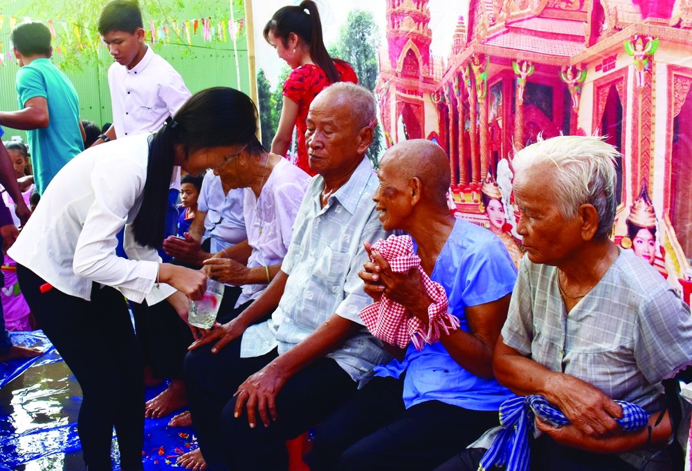 Nghi thức tắm ông bà của người Khmer ở tỉnh Sóc Trăng nhân dịp lễ Chôl Chhnăm Thmây. Ảnh: Thạch Pích - DTMN