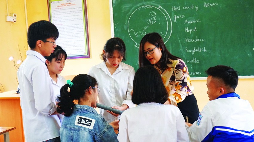 Cô giáo Hà Ánh Phượng đang gieo chữ ở một trường thuộc huyện miền núi khó khăn của tỉnh Phú Thọ. Ảnh: Hạnh Thúy - DTMN