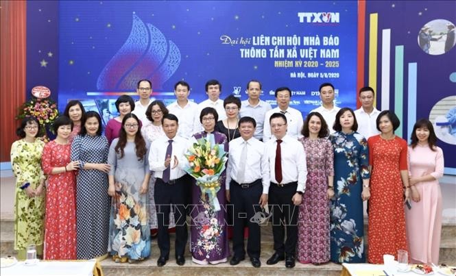 Tổng giám đốc TTXVN Nguyễn Đức Lợi tặng hoa chúc mừng BCH Liên chi hội Nhà báo TTXVN nhiệm kỳ 2020 - 2025. Ảnh: Minh Quyết – TTXVN