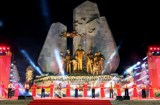 Các đại biểu cắt băng khánh thành Tượng đài Chủ tịch Hồ Chí Minh với nhân dân Quảng Bình. Ảnh: Văn Tý-TTXVN
