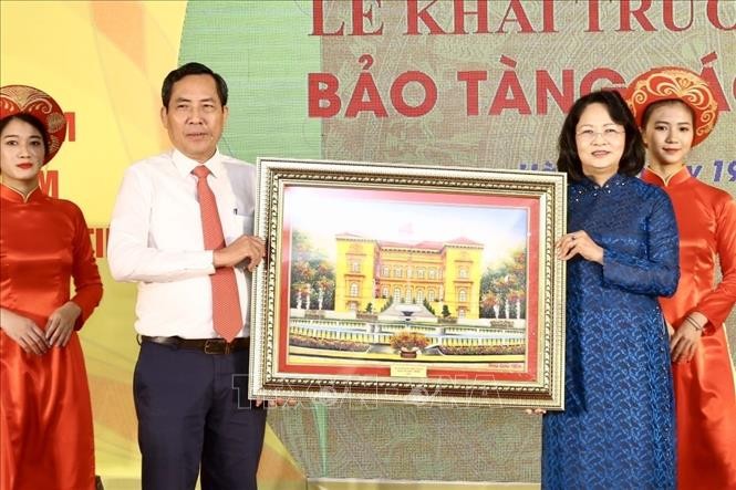 Phó Chủ tịch nước Đặng Thị Ngọc Thịnh tặng quà lưu niệm cho Hội Nhà báo Việt Nam. Ảnh: Minh Quyết – TTXVN