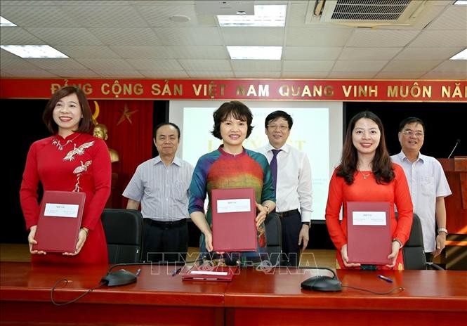 Lễ ký kết Biên bản ghi nhớ thỏa thuận hợp tác chiến lược giữa Bảo tàng Báo chí Việt Nam với Viện đào tạo Báo chí và Truyền thông (trường Đại học KHXH&NV) và Học viện Báo chí và Tuyên truyền. Ảnh: Minh Quyết – TTXVN